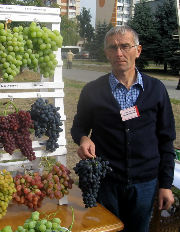 Николай Горбачевский, призер конкурса за самую крупную гроздь, г. Пинск