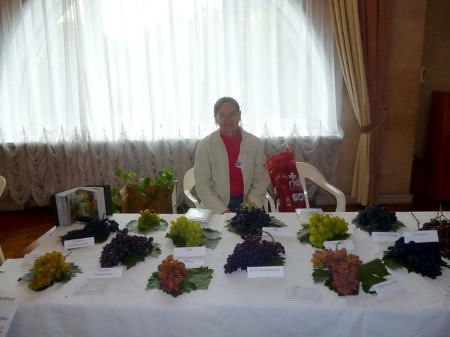 Вера Трущенкова с виноградом
